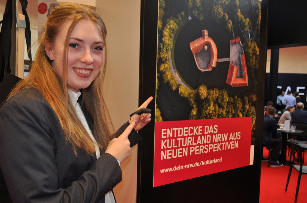 Auszubildende Klara Aldenborg, angehende „Kauffrau für Touristik und Freizeit“ auf Burg Vischering, hat das Projekt „KulturReiseLand NRW“ mit begleitet (Aufnahme: Kreis Coesfeld, Markus Kleymann). 